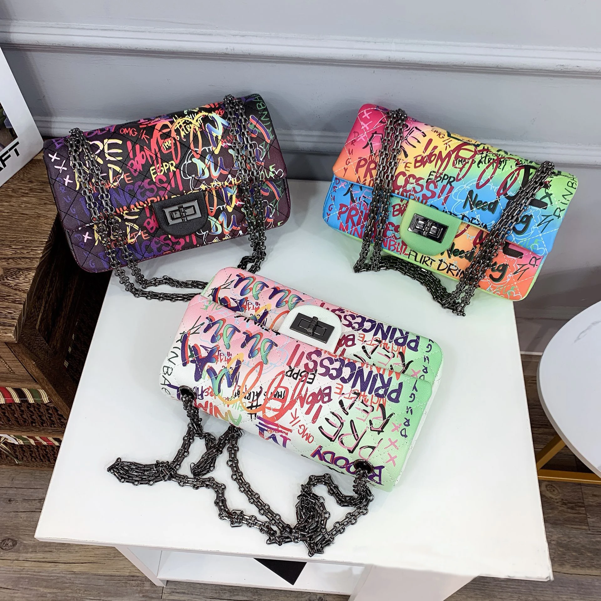 

TS9018 hot selling trendy large size colorful graffiti shoulder crossbody bag chains graffiti purses hand bags women