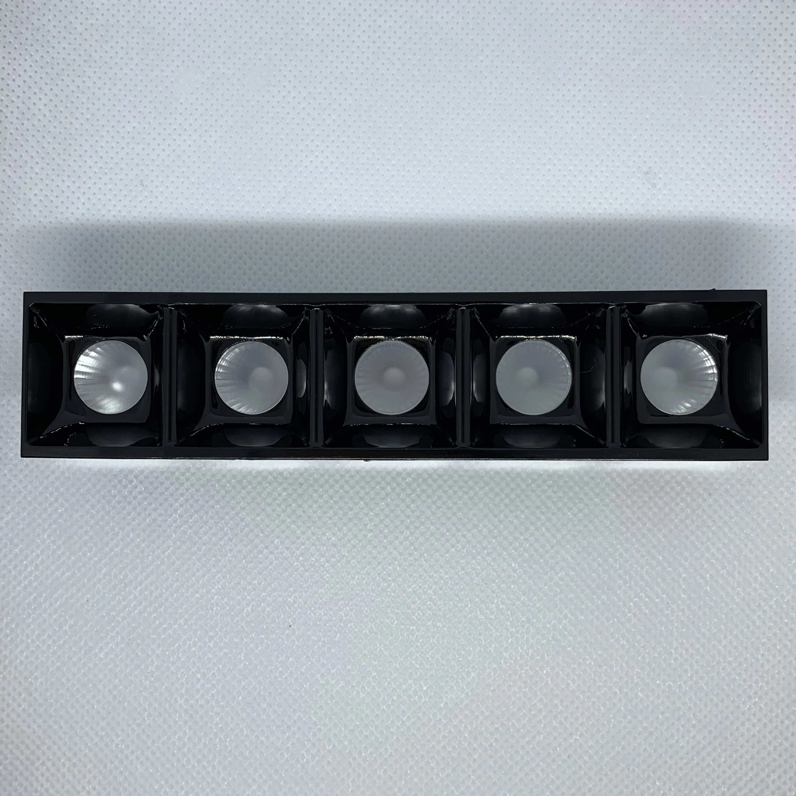 High Efficiency Reflector Lenses For Linear Light Ugr