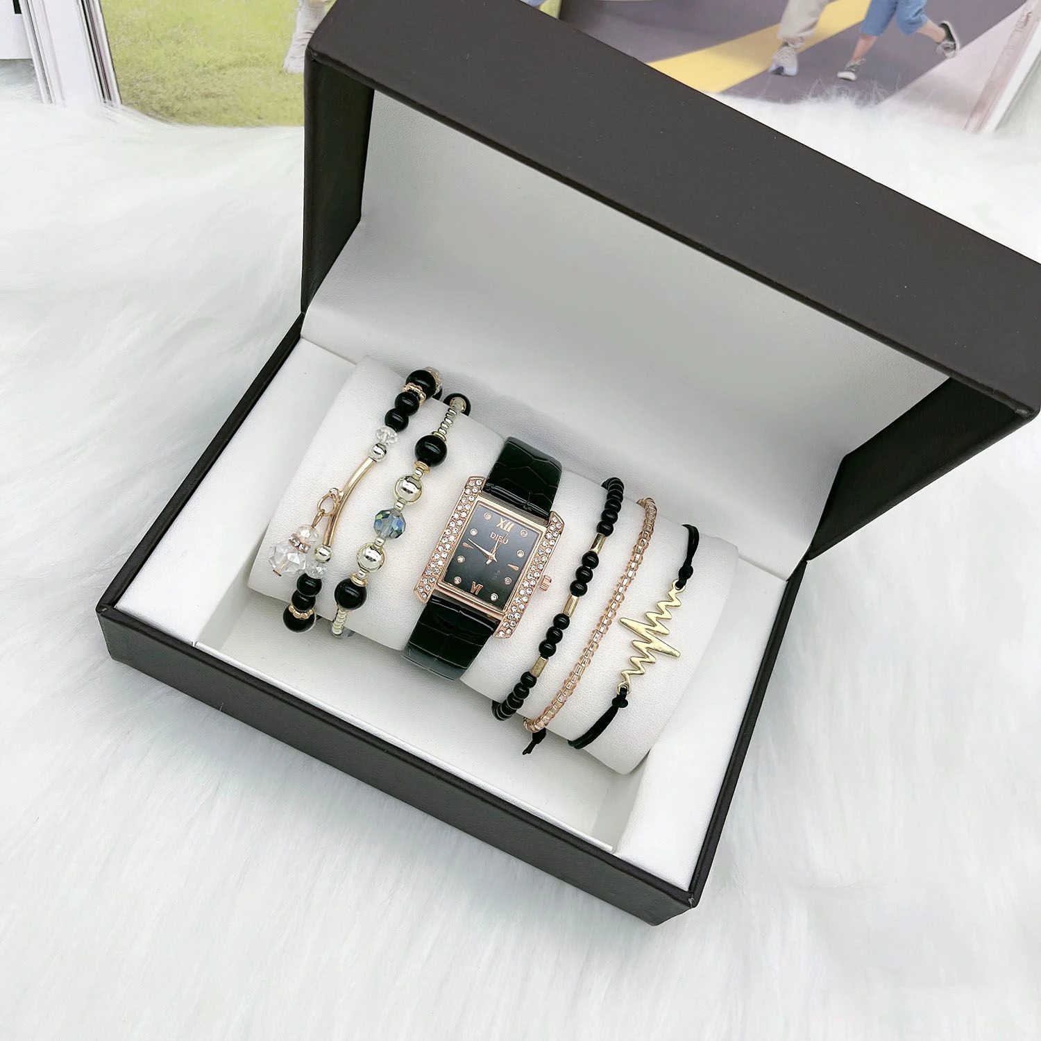 

Square Diamond Encrusted Luxurious Wrist Watch 6 Pcs Set Leather Strap Classic Casual Ladies Bracelet Watches Gift Set