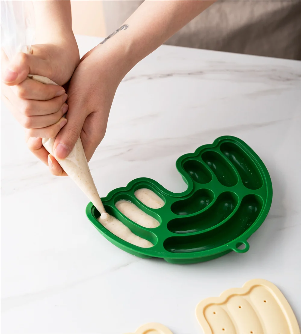 

2021 New Idea Hot Sale Silicone Sausage Mold Hot Dog Mold With Lid for Baby