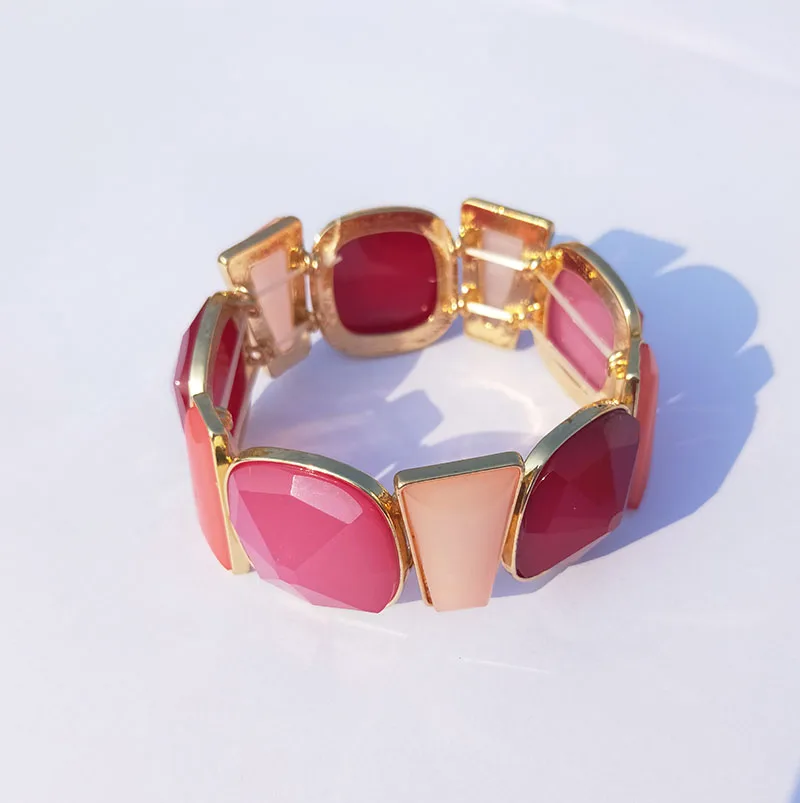 

2020 fashion red resin gold plated stretchable zinc alloy bracelet