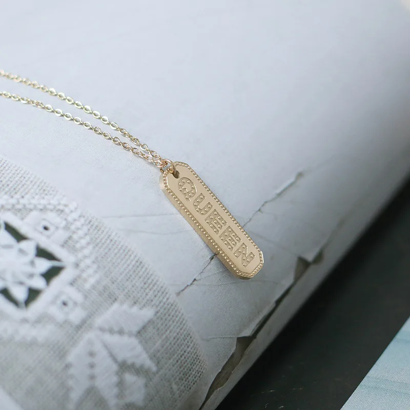 

2021 Fashion Gold Platted Stainless Steel Letter Queen Zircon Square Pendant Necklace