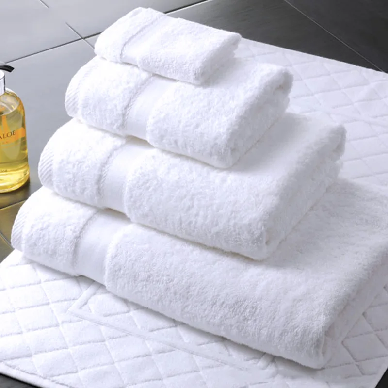Ехай прямо новых полотенец. Шикарное полотенце. Полотенце махровое. Полотенца в ванной. Сложенные полотенца.