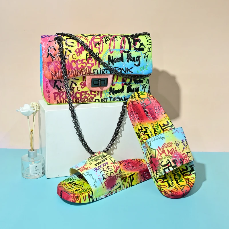 

2021 European and American ladies outdoor slippers new color graffiti bag with color graffiti sandals and slippers set, Customizable