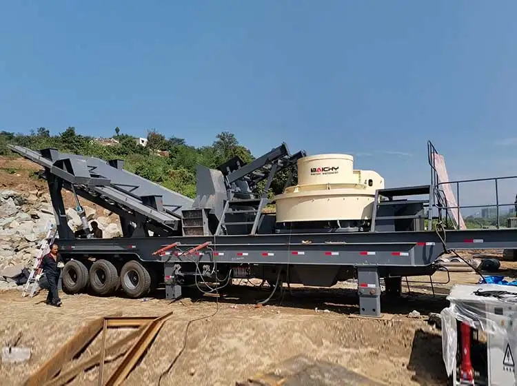 履带移动圆锥破碎机厂有各种型号移动石材破碎机出售