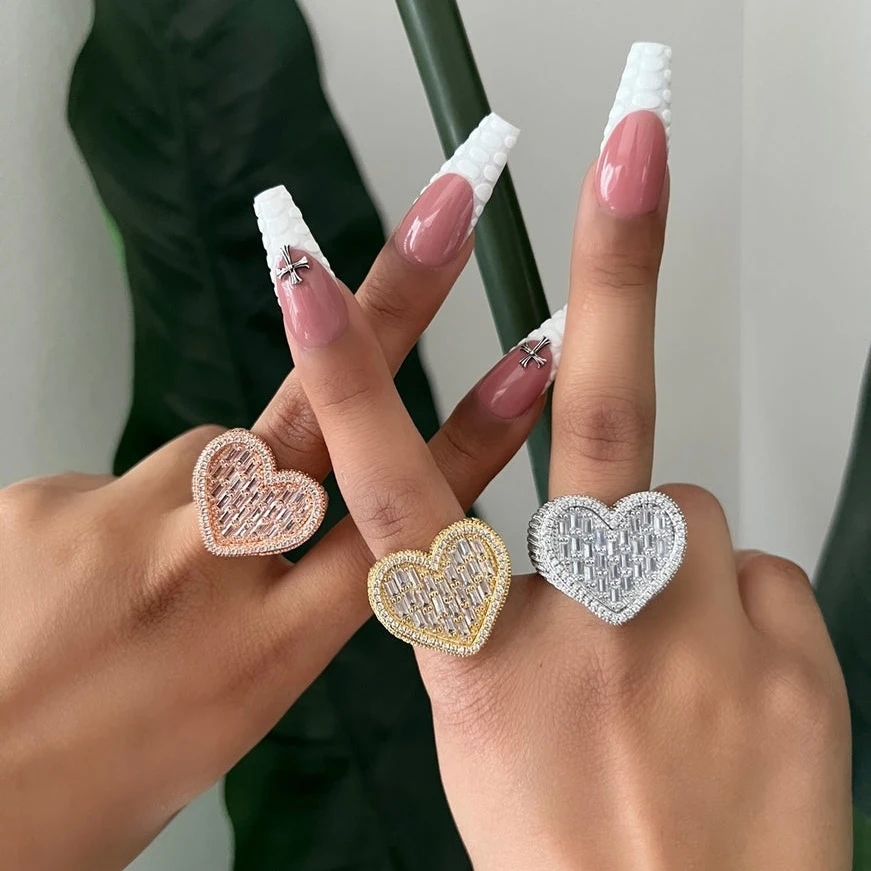 

2022 Fashion Jewelry Hip Hop Gold Plated Icy Ring Iced Out Baguette Heart Rings Diamond Chunky Heart Ring For Women