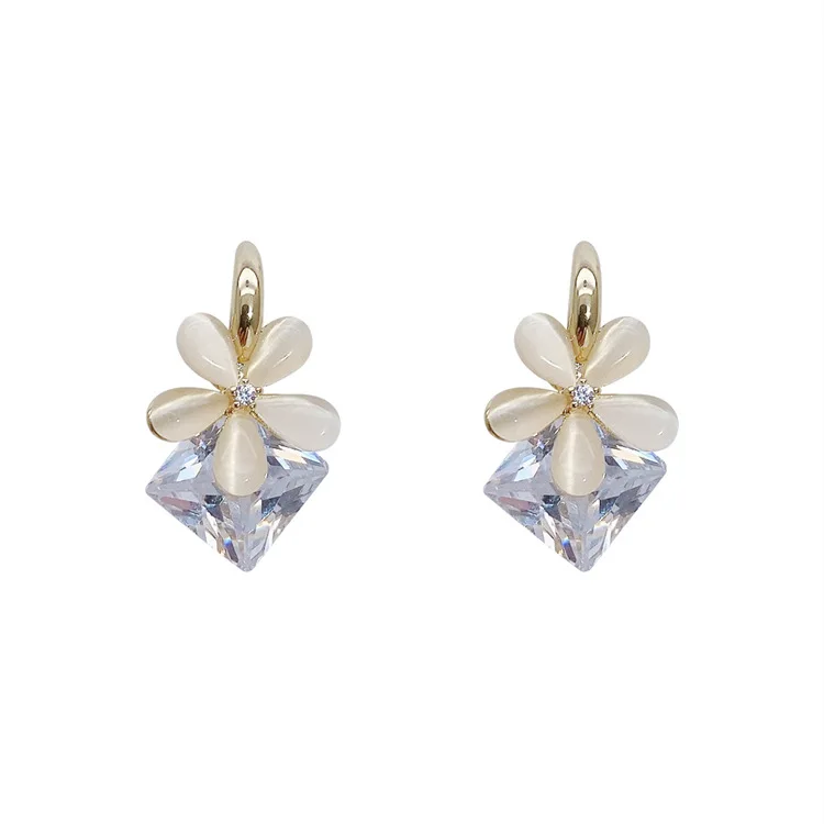 

Trendy S925 Silver Needle Flower Opal Earring 18K Gold Plated Inlaid Zircon Cat Eye Flower Earrings For Ladies