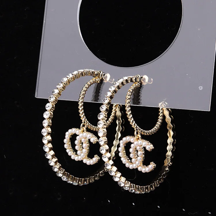 

Designer earrings popular brands classic CC diamond and pearl earrings are the best selling letter earrin 2021 designer earrings, Picture shows