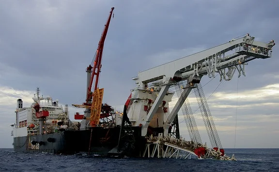 steel pipe laying ship