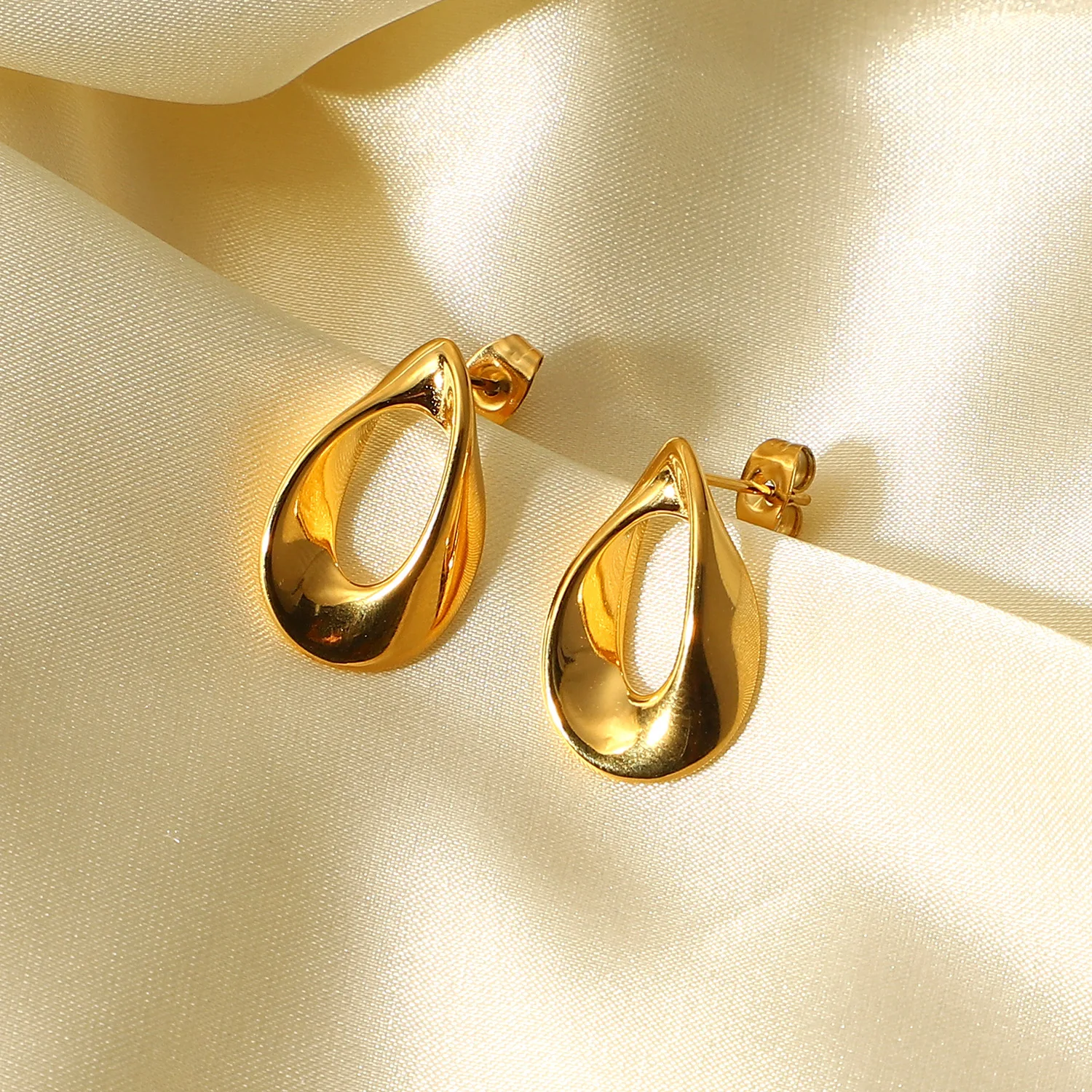 

Button shaped studs earrings 18K gold plated stainless steel earrings jewelry women