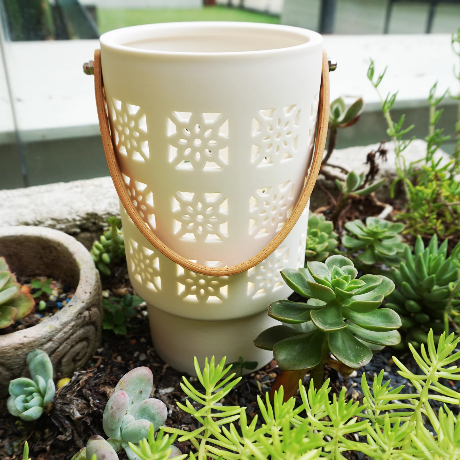 

Matt White Candle Lantern Outdoor Table Lantern Ceramic Garden Lights Lantern Decorative With Timer