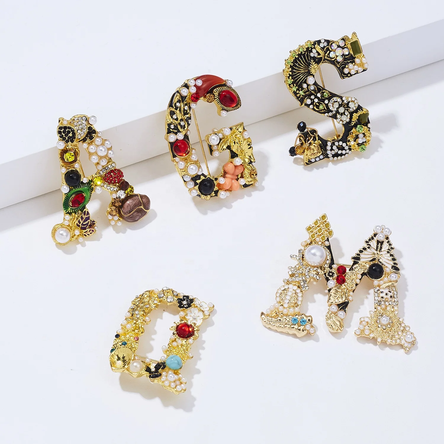 

Metal Gold Plated Wedding Brooches Vintage Rhinestone Letter Pearl Pin Alphabet Brooch For Women, Custom color