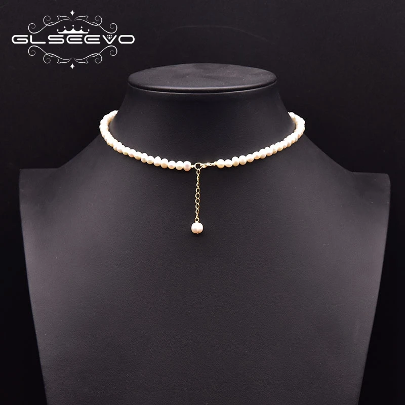 

Natural Freshwater Pearl Choker Necklace on Neck Woman Handmade Pearl Pendant Style Gold Chain Necklace Custom Jewelry