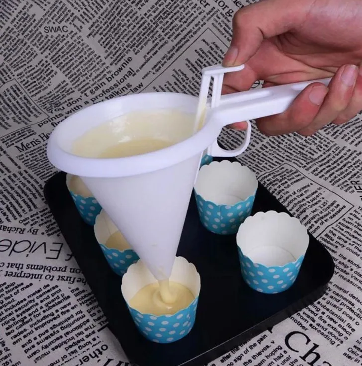 

Easy Operating White Plastic Candy Funnel Pastry Cupcake Waffle Pancake Batter Dispenser