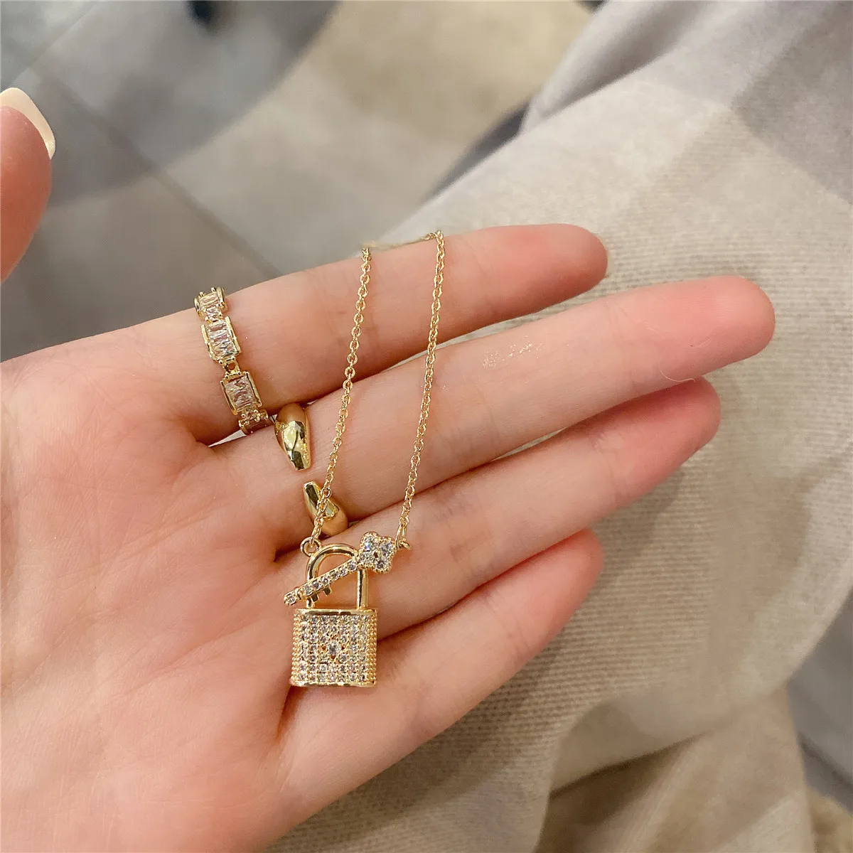 

Real Gold Plated Micro Paved Zircon Choker Necklace Bling Sparkling CZ Key Lock Pendant Necklace for Gifts Jewelry