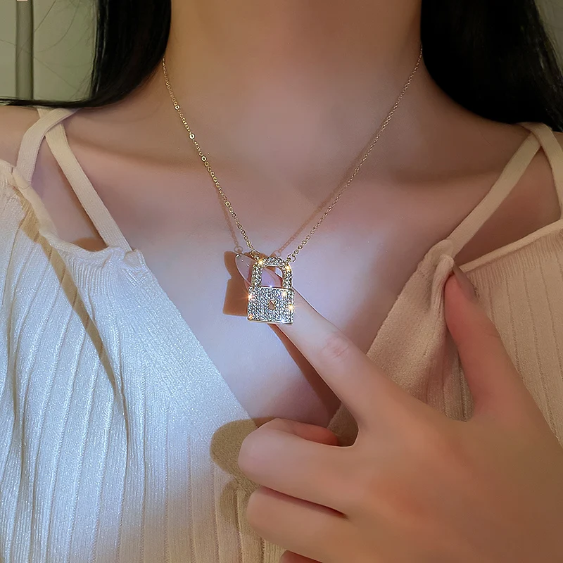 

trendy fashion women crystal necklace pendant lock