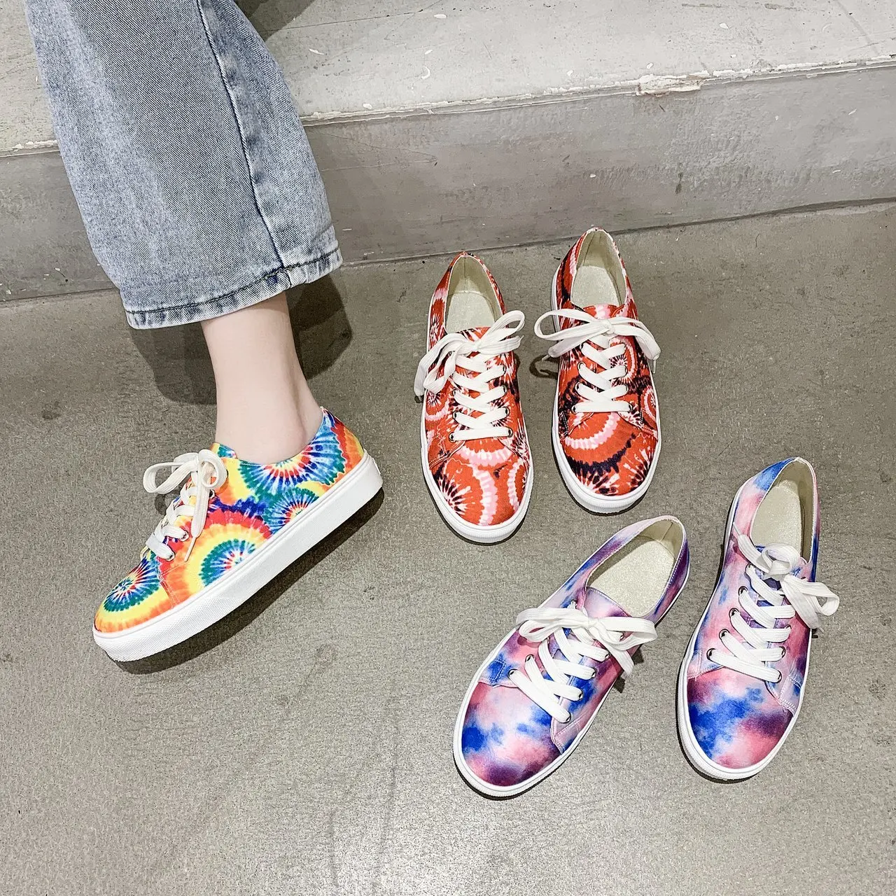 

WK-503 latest 2021 hot sell tie dye print lace up Pu leather flat walking shoes sneakers for women fall boutique sports shoes, Picture show