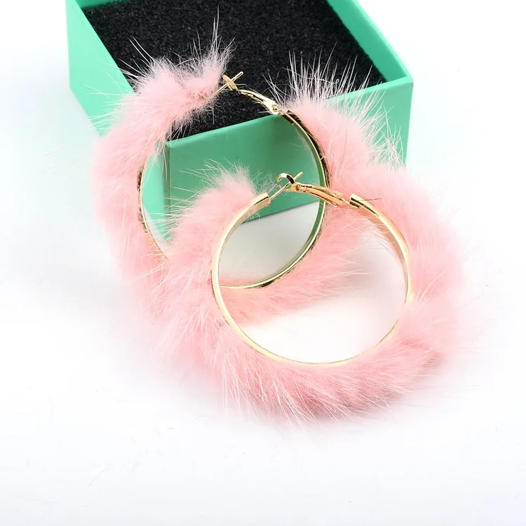 

2021 European Fashion Big Raccoon Fur Hoop Earring Pink Geometric Fur Hollow Round Hoop Drop Earring For Girls