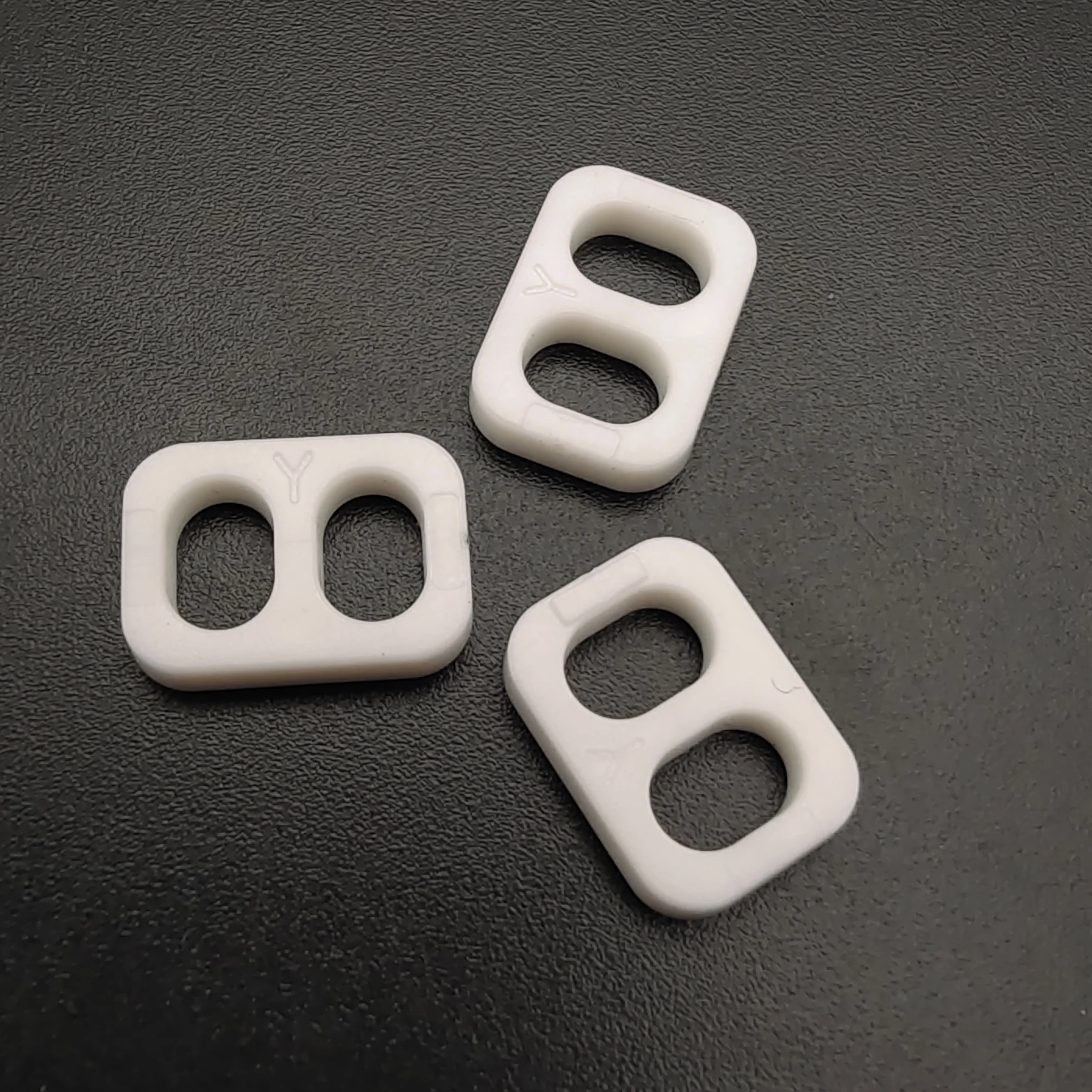 三个孔环保塑料电缆固定卡扣 4.7 毫米孔电源线抗拉固定环