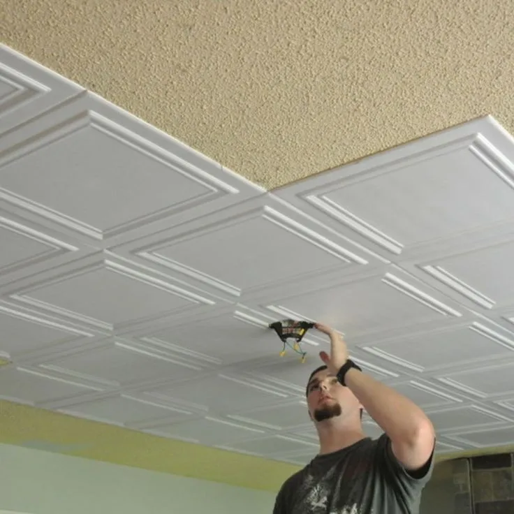 Потолочник потолок. Панели потолочные пенопласт. Потолочная плитка. Пенопластовые панели для потолка. Отделка потолка плиткой.