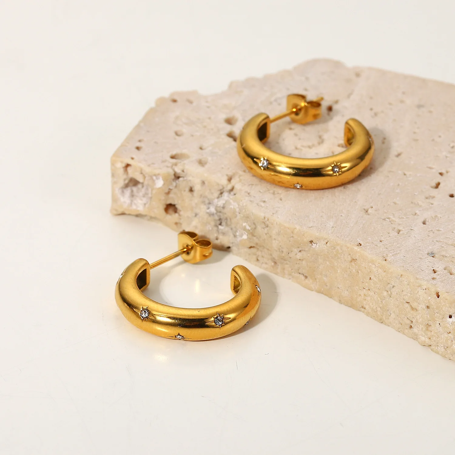 

2022 European and American fashion stainless steel 18K gold inlaid with octagonal zircon gold earrings