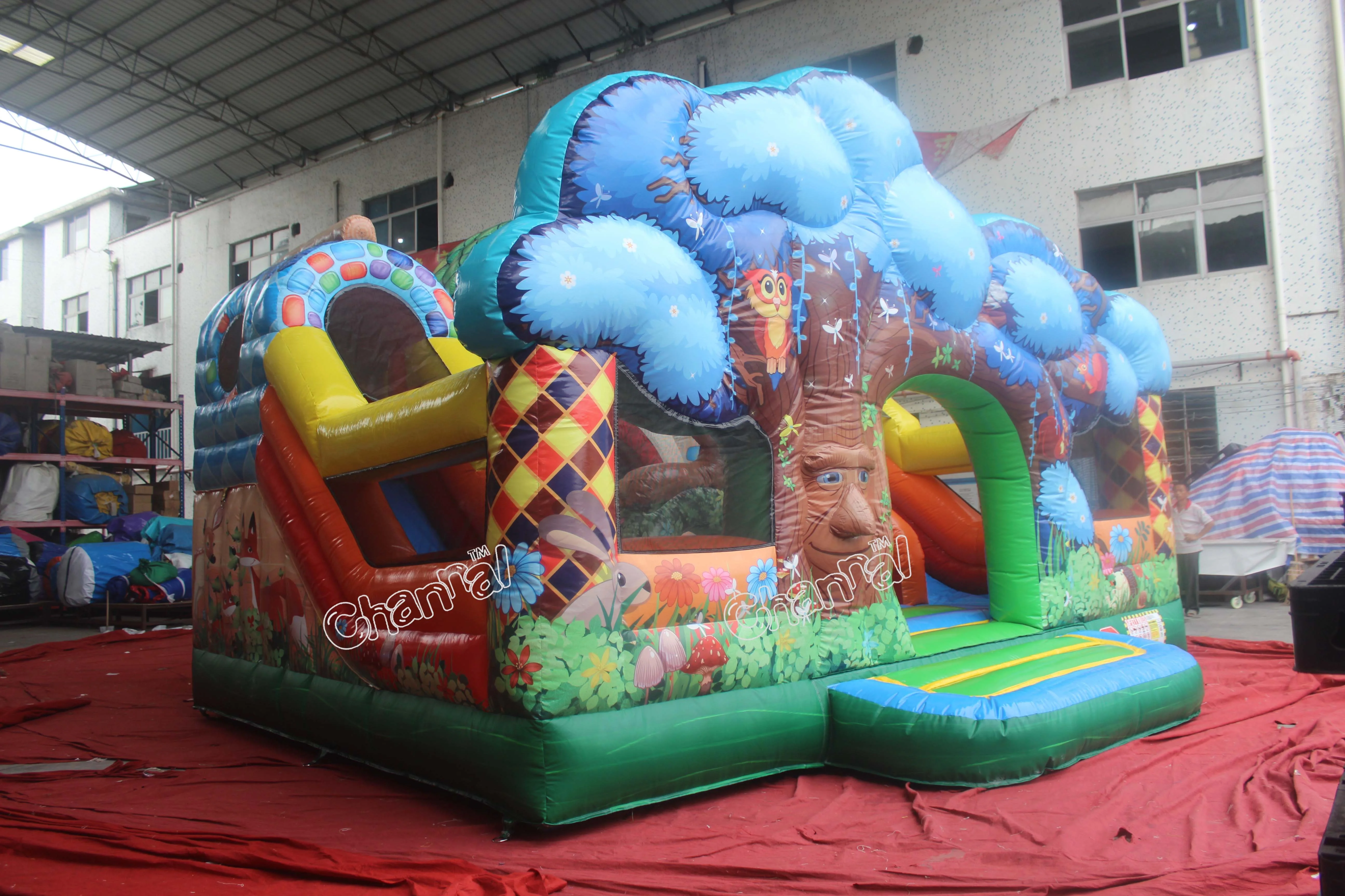 幻想蓝森林充气游乐场商业充气弹跳房子在股票