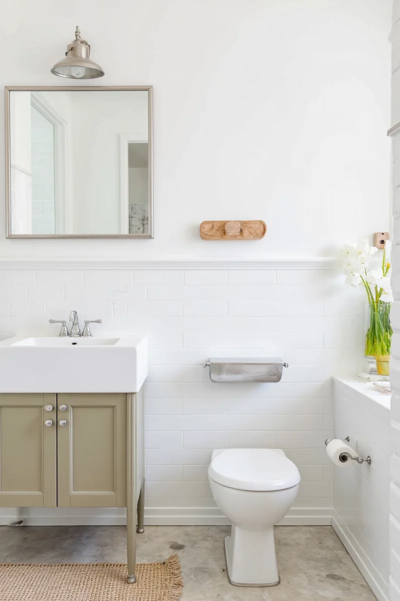 Classic round ceramic wall-mounted sink in white