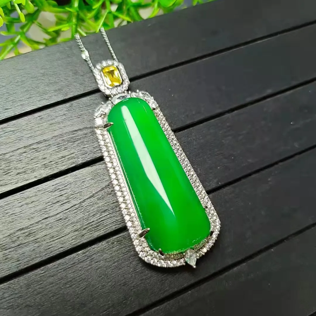 

Certified Chalcedony Pendant High Ice Emperor Green Inlaid Tranquility And Peace Plate High Goods Emerald Green Jade Necklace