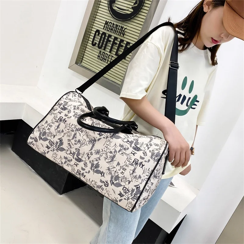 

4 Colors Custom Logo Sport Camo Gym Outdoor Travel Weekend Tote Bag with Metal Connector Leather Handle Luggage Suspension Strap