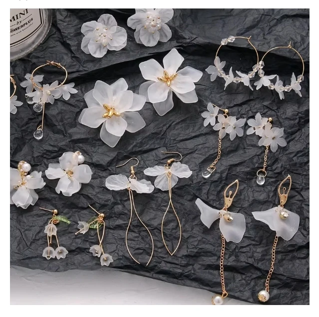 New Fashion Trend White Acrylic Flower Drop Earrings Female Acrylic Alloy Tassel Chain Pendant Earrings Korean Wedding Earrings