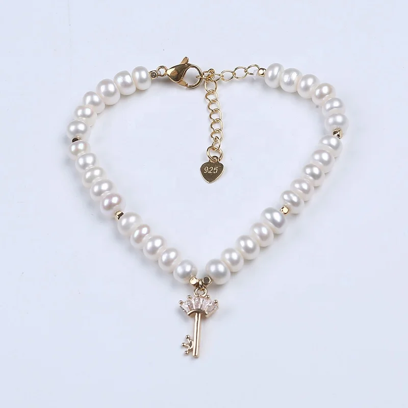 

centre drilled button shape pearl with 2mm square gold beads and 16*9mm key zircon pendant bracelet, White