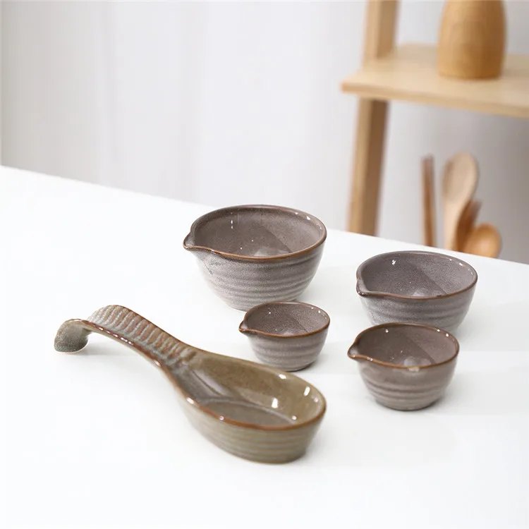 Novel kitchenware custom logo cheap unique antique 4 piece ceramic measuring bowls set with spout.jpg
