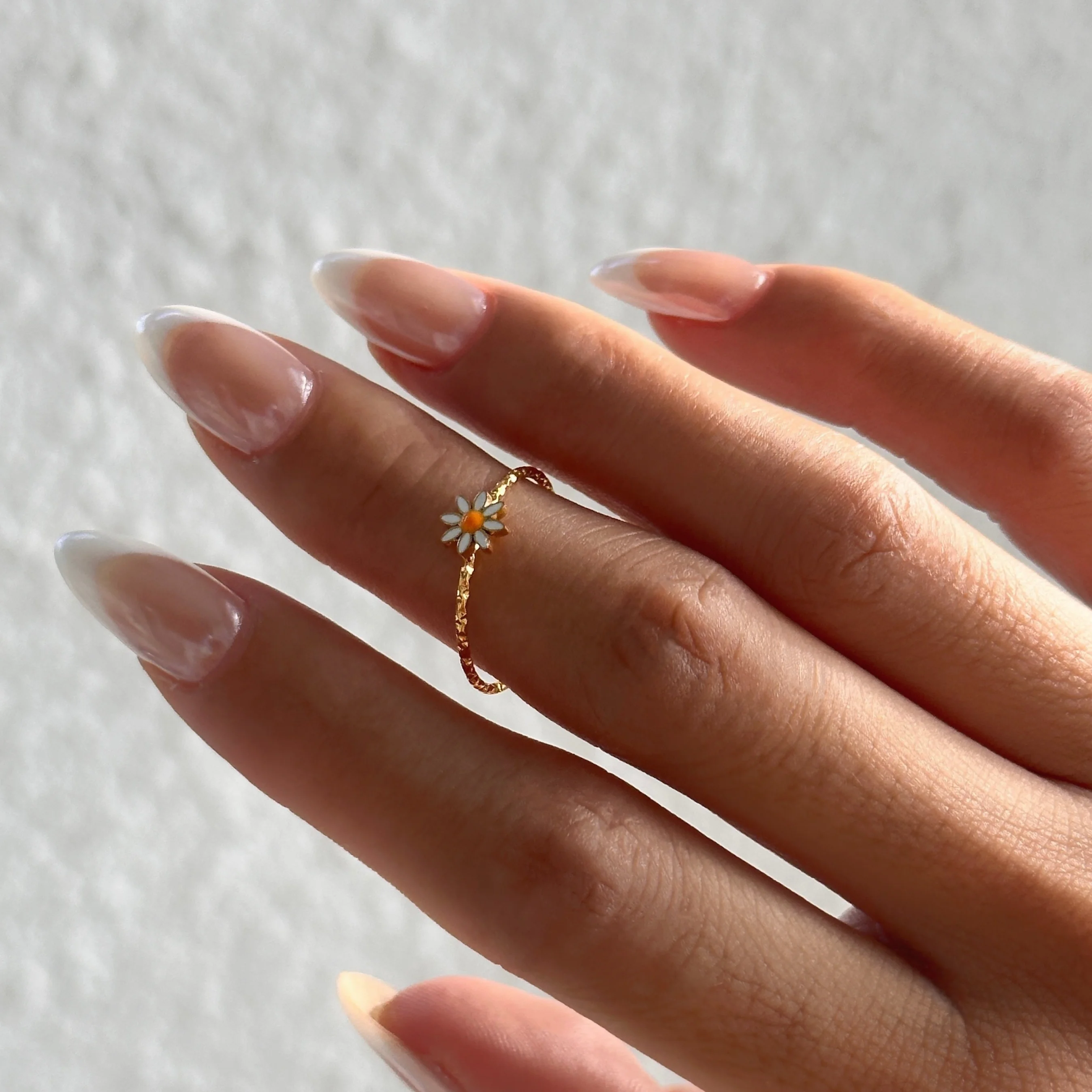 

2024 Dazan HOT Autumn Winter New Trendy 18k Pvd Gold Plated Stainless Steel Minimalist Classic Daisy Drop Embossed Ring Women