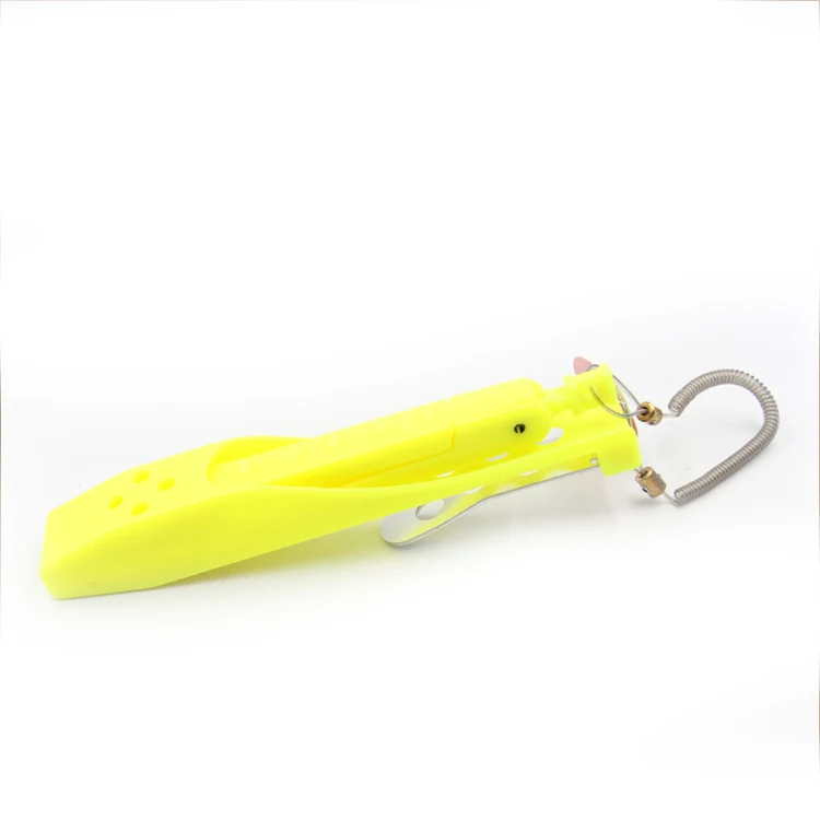 

Plastic Fishing Pliers Gripper Hand Controller Fish Body Grip Clamp Gripper Grabber Tackle Tool Fishing Clip, Black, red, yellow, blue, green