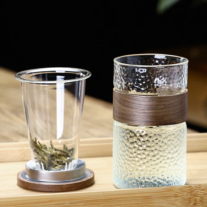 

Custom 400ml Heat Resistant Hammer Tone Ribbed Glass Tea Infuser Water Bottle with Wood Sleeve and Lid
