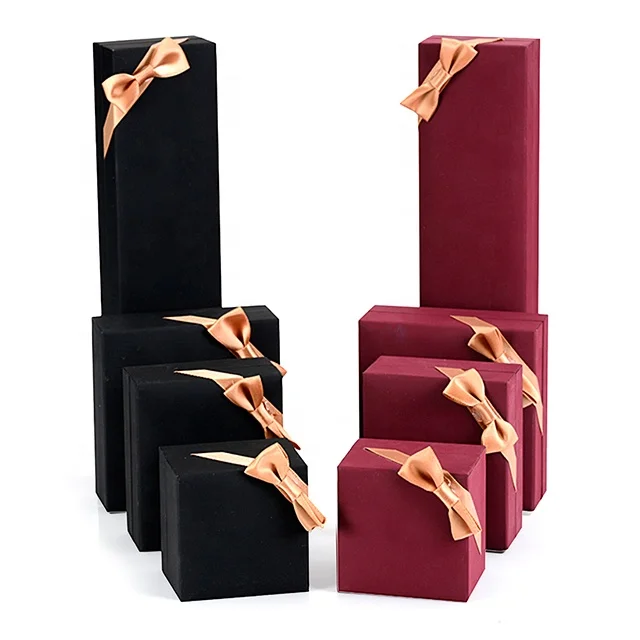 

Custom wholesale jewelry box with badge lining velvet suitable for gift packaging can hold ring pendant necklace bracelet