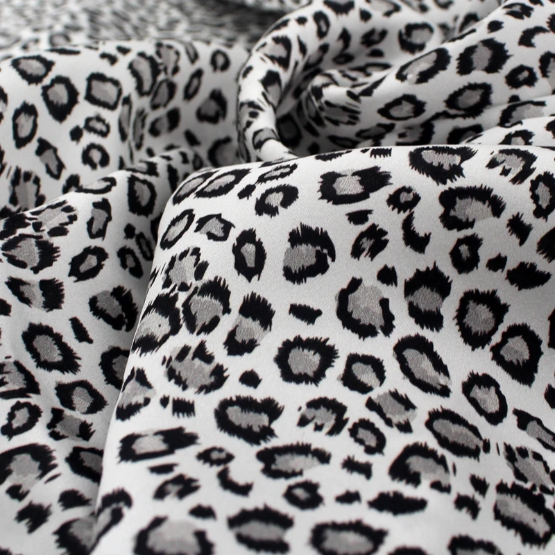 

Custom Silk Digital Fabric Italian Mulberry Printed Pure Leopard Print Silk Velvet Fabric 100% Silk Fabric Printing