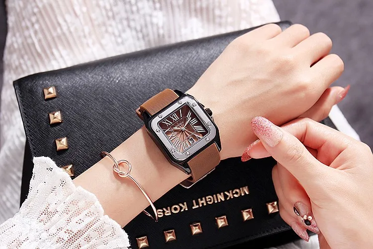 Helena Watch dipakai dengan blazer krem dan kuku nude, vibe executive woman 30+