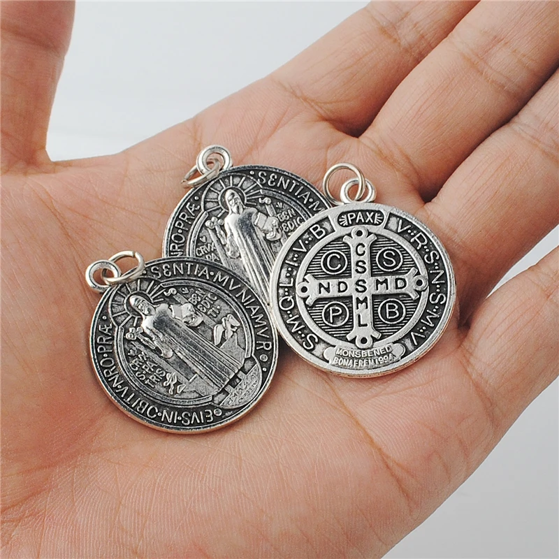 

Catholic 32*37mm Zinc Alloy St.Benedict Medal with Jump Ring in Antique Silver Plated Pendant for Religious Jewelry Making