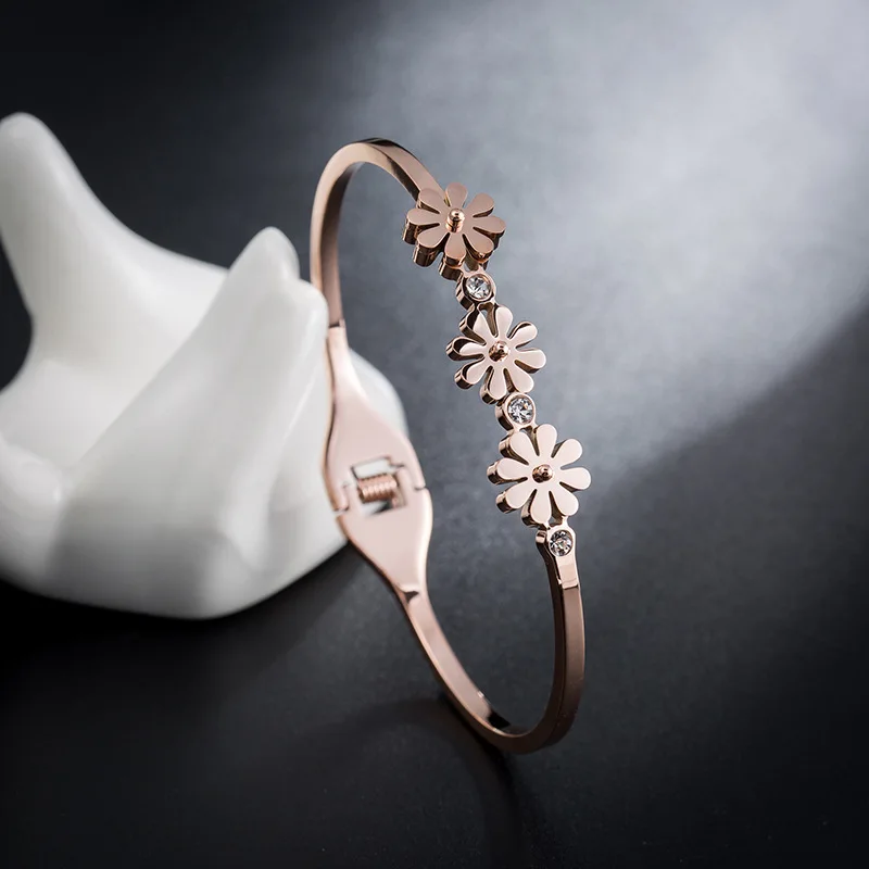 

Korean crystal bracelet female stainless steel rose gold Daisy open bracelet bangle jewelry (SK820), As picture