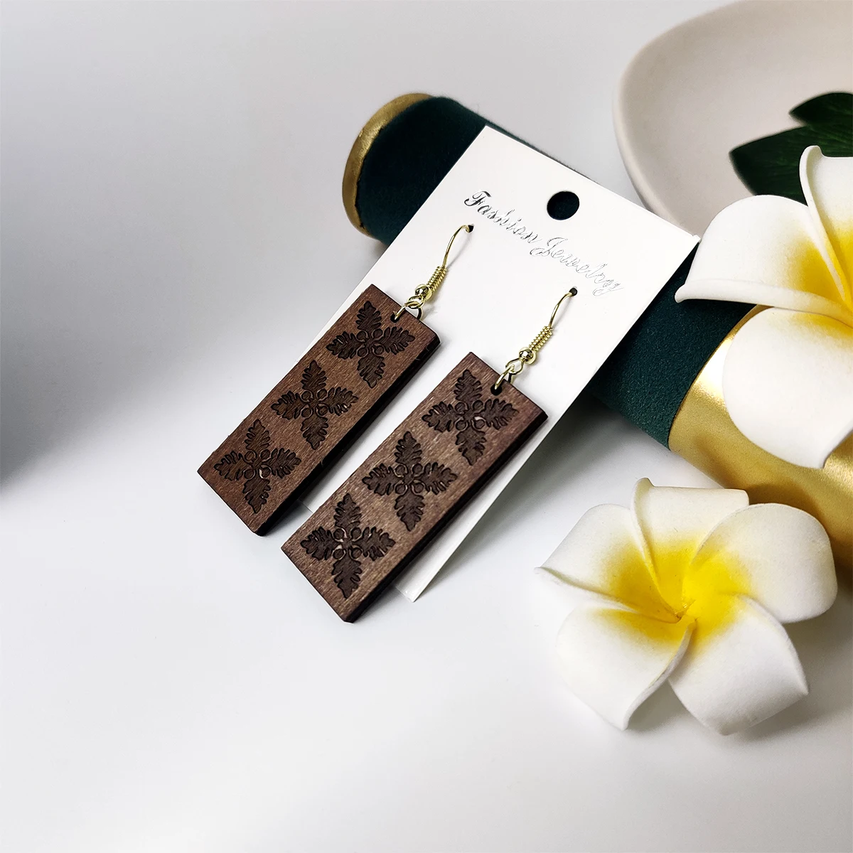 

SHUIIN fashion hight quality hibiscus plumeria flower wood earrings with gold hook hawaiian jewelry wholesale for women girls