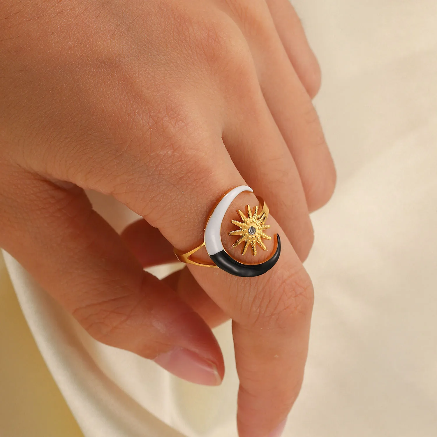 

New Colorful Black And White Enamel Open Moon or Star Style Jewelry 18K Gold IP Plating High Polished Finger Ring