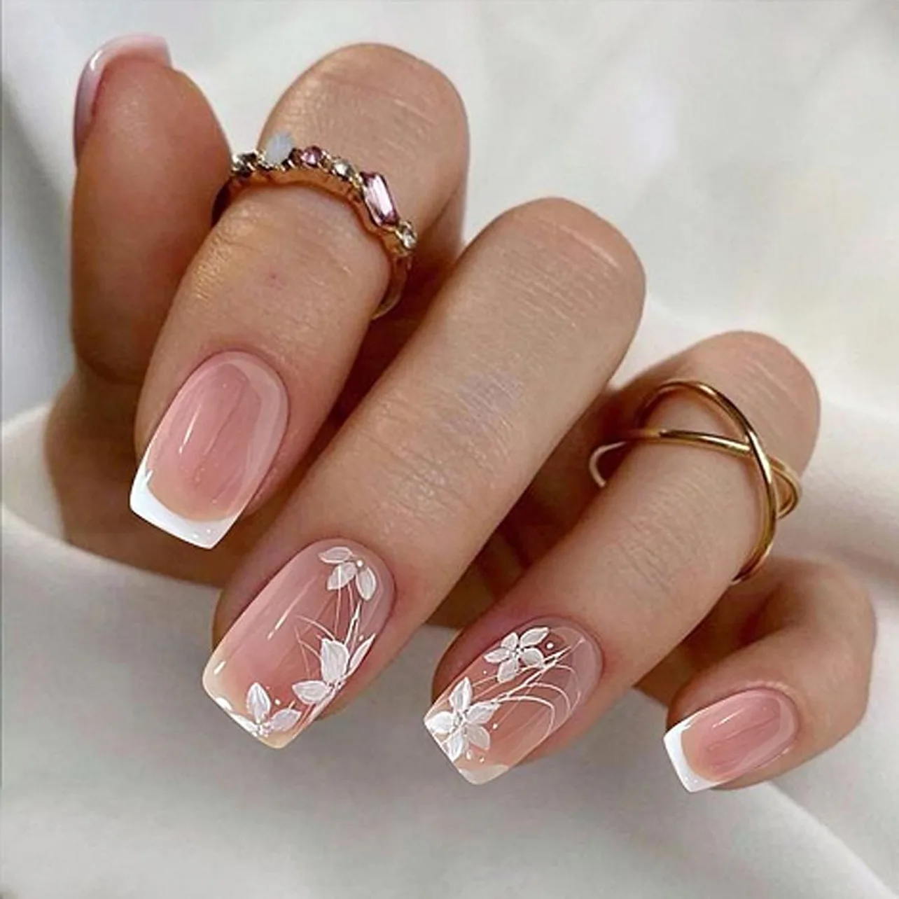 24 Pcs/set Soft Acrylic 3739 Simple Gentle Spring White Flower Short square Nails Acrylic Press on Nails Artificial Fingernail