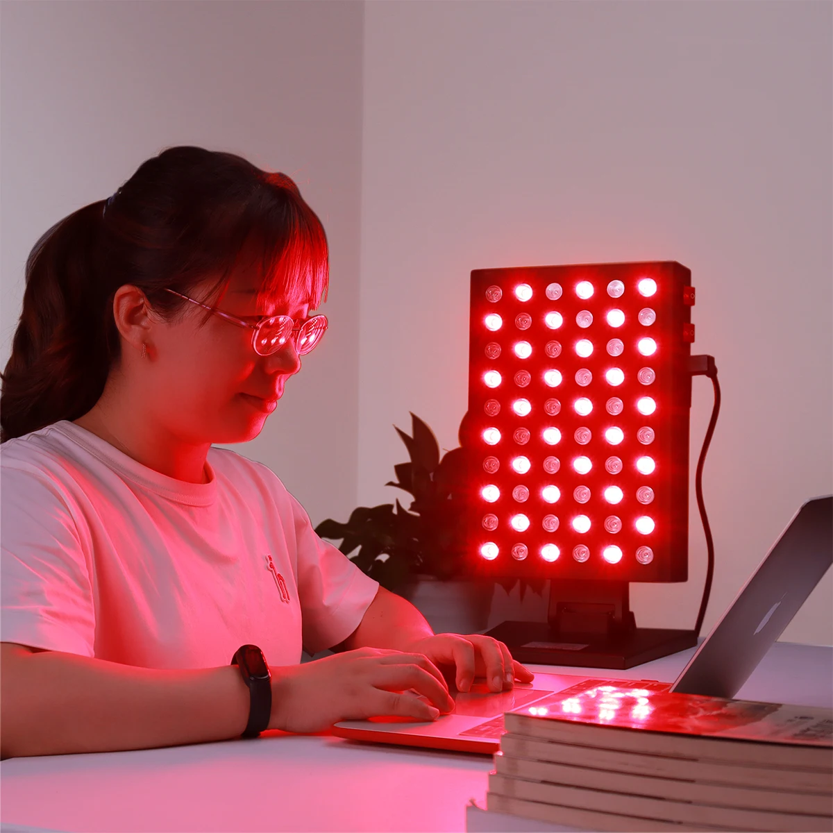 

SODOLUX 300W Infrared Light Therapy 660nm 850nm Red Light Therapy With Adjustable Stand Can Adjust The Treat Angle