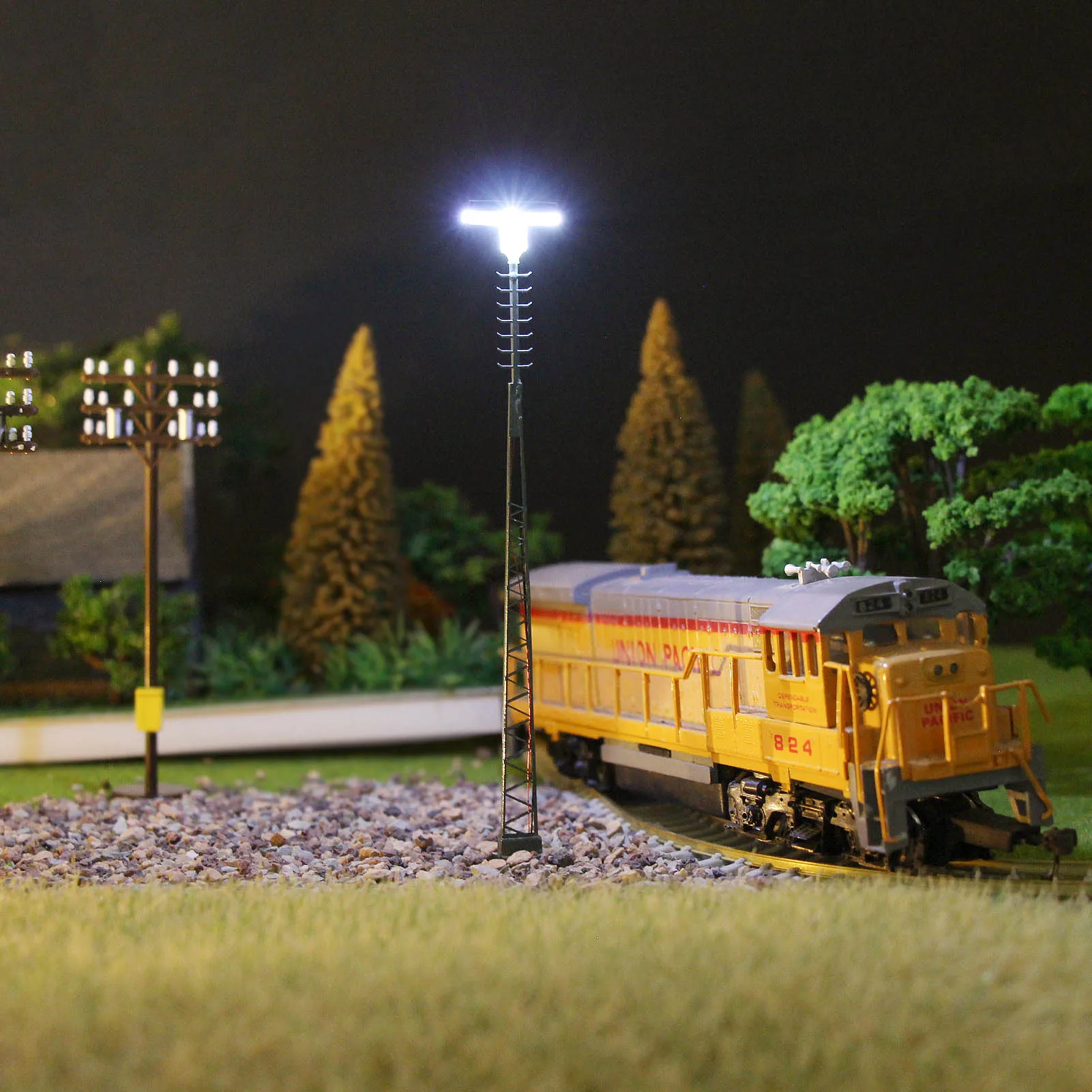 

LQS63HOx Model Railway Train Layout 1:87 HO Scale Model Street Light Lit Platform White Lamp