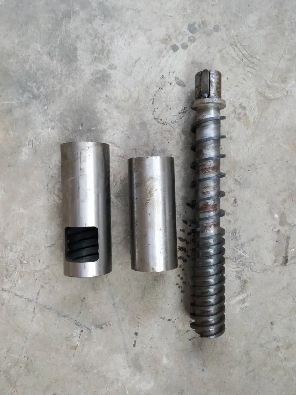 sleeve and screw.jpg