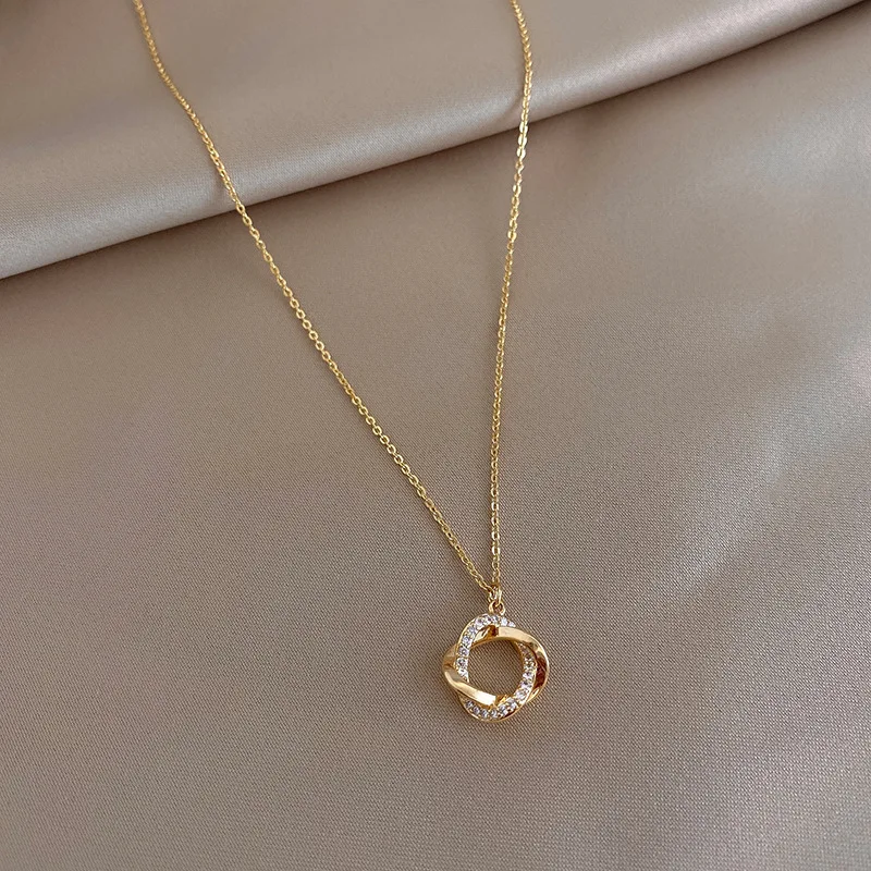 

fashion twist crystal small pendant necklace
