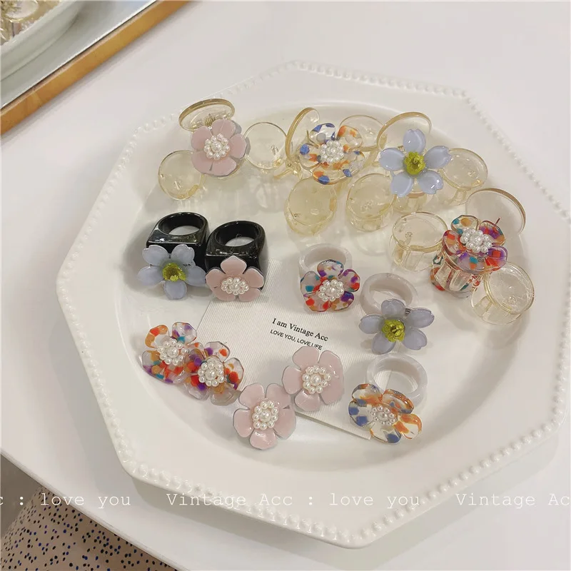 

OUYE Retro flower shark clip INS pearl flower hairpin girlish transparent flower resin ring earrings matching set, Colorful