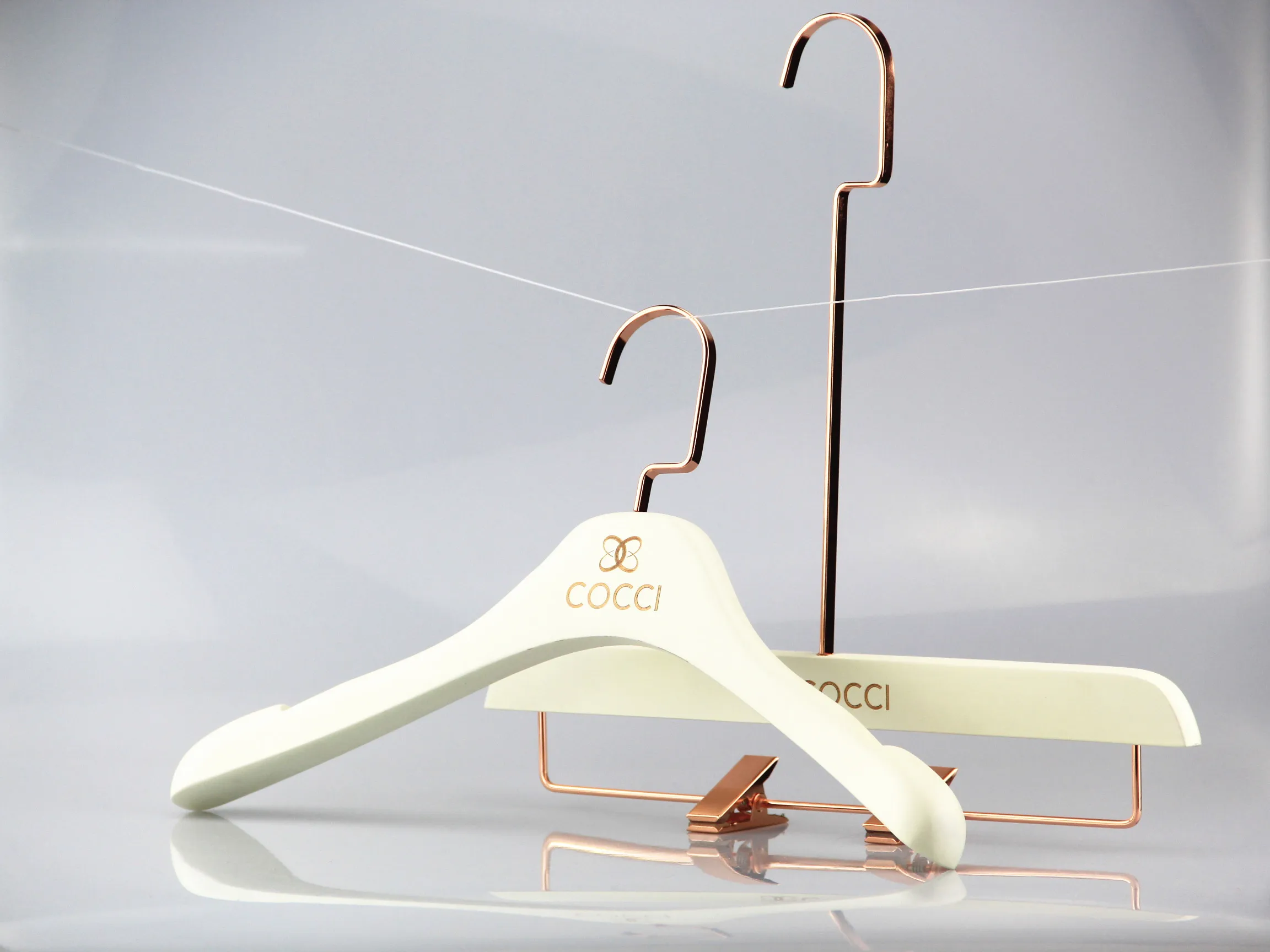 与女士品牌服装店的凹槽花式白色木制衣架 - buy 带凹槽花式衣架,白色