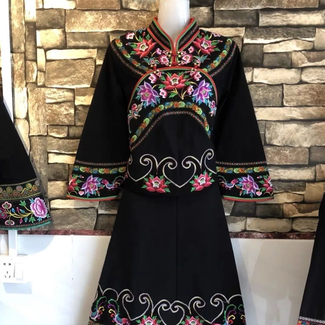 

Chinese minority clothing